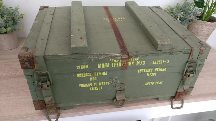 Kist met dvd’s documentaires Tweede Wereldoorlog, Huis en Inrichting, Woonaccessoires | Kisten, Zo goed als nieuw, Minder dan 50 cm