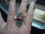 mooie echt zilveren ring ovaal oud zilver met rood steentje, Sieraden, Tassen en Uiterlijk, Ringen, 20 of groter, Gebruikt, Ophalen of Verzenden