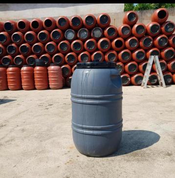 Regen tonnen, voer tonnen, verzend tonnen beschikbaar voor biedingen