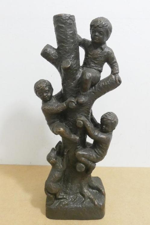 Kunstbeeld; 3 kinderen in een boom [911], Antiek en Kunst, Kunst | Beelden en Houtsnijwerken, Ophalen