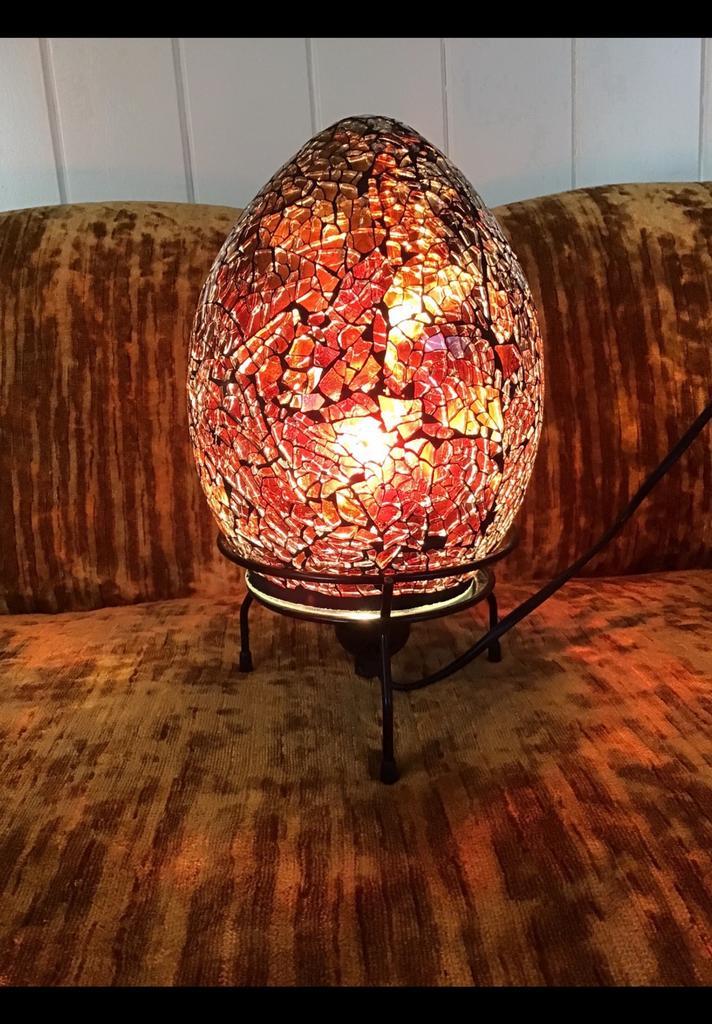 Bruine tafellamp op voetje. Bruin glas, ei, eivorm, lampje., Huis en Inrichting, Lampen | Tafellampen, Zo goed als nieuw, Minder dan 50 cm