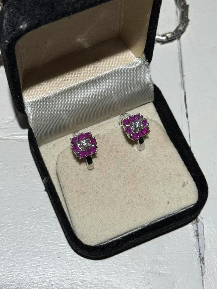 9 karaat witgouden oorhangers 8x robijn en diamantje, Sieraden, Tassen en Uiterlijk, Oorbellen, Zo goed als nieuw, Hangers, Goud