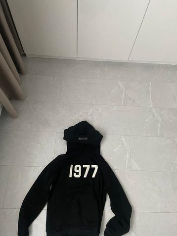 Esentials 1977 hoodie beschikbaar voor biedingen