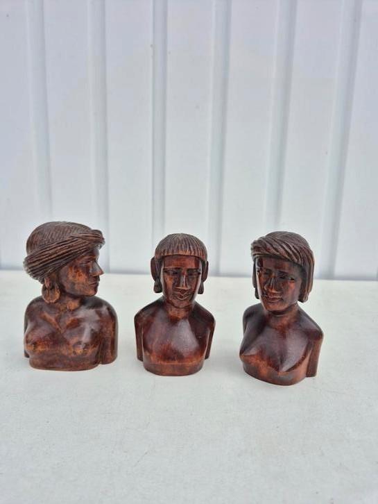 Drie Indonesische kleine houten bustes, Antiek en Kunst, Kunst | Beelden en Houtsnijwerken, Ophalen of Verzenden