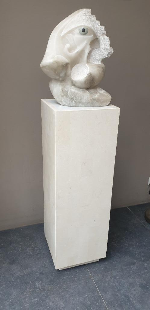 Marmeren / hardstenen sokkel voor sculptuur / kunstwerk, Huis en Inrichting, Overige Huis en Inrichting, Nieuw, Ophalen