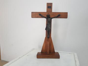 antieke houten staande kruis met crucifix beschikbaar voor biedingen