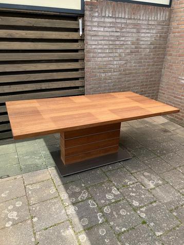 Mooie massieve noten houten design eettafel top kwaliteit! beschikbaar voor biedingen