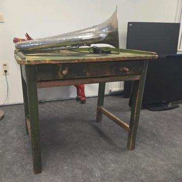 Antieke werktafel met lade beschikbaar voor biedingen