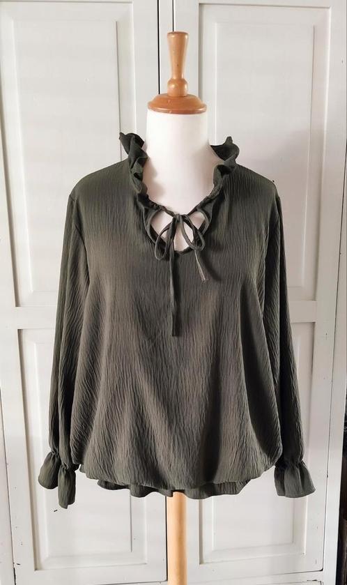 Legergroene blouse met roesels maat 44, Kleding | Dames, Blouses en Tunieken, Zo goed als nieuw, Maat 42/44 (L), Groen, Ophalen of Verzenden
