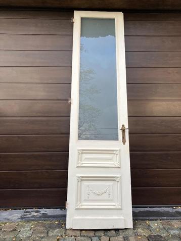 Héél hoge antieke paneeldeur met sieromlijsting beschikbaar voor biedingen