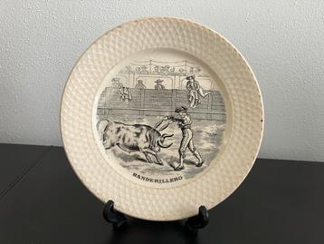 Aardewerk bord ‘Stierengevecht’ van Petrus Regout 1890-1910 beschikbaar voor biedingen