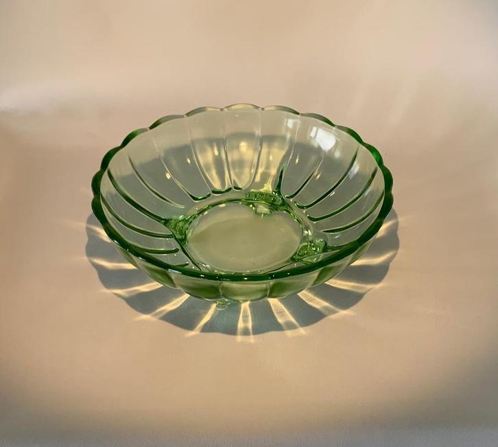 Annagroen glazen schaal op 3 pootjes – vintag, Antiek en Kunst, Antiek | Glas en Kristal, Ophalen of Verzenden
