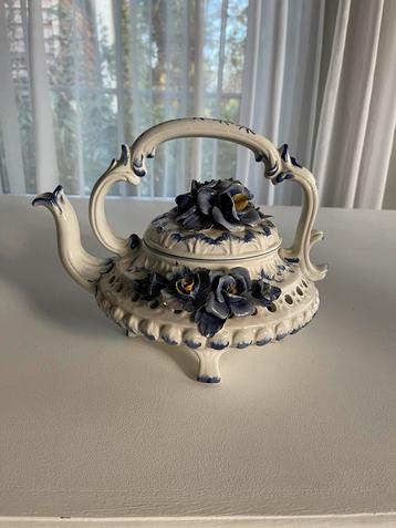 Porseleinen brocante theepot beschikbaar voor biedingen