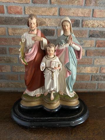 Brocante oud beeld, de Heilige Familie op plateau  beschikbaar voor biedingen