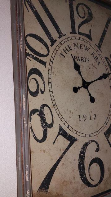 Wandklok klok zoals nieuw beschikbaar voor biedingen