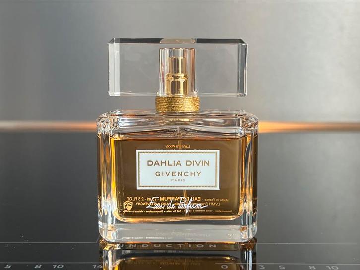 Givenchy dahlia divin 75ml zit nog 70ml in discontinued, Sieraden, Tassen en Uiterlijk, Uiterlijk | Parfum, Zo goed als nieuw