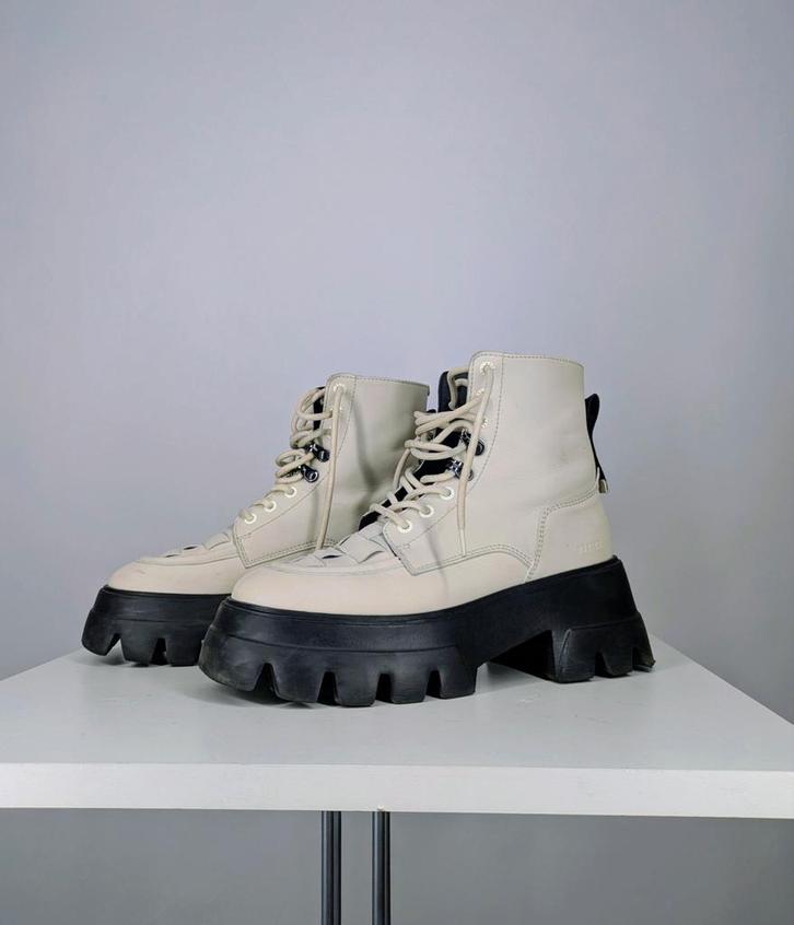 Nubikk Beige Enkellaarzen Leer Zwarte Zool, Kleding | Dames, Schoenen, Zo goed als nieuw, Lage of Enkellaarzen, Beige, Ophalen of Verzenden
