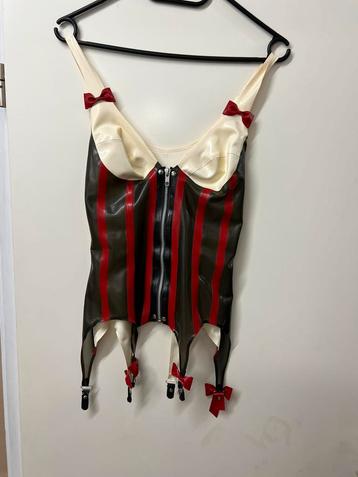 Rubber Basque setje beschikbaar voor biedingen