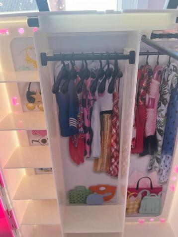 Draagbare Barbie Kleding Kast beschikbaar voor biedingen