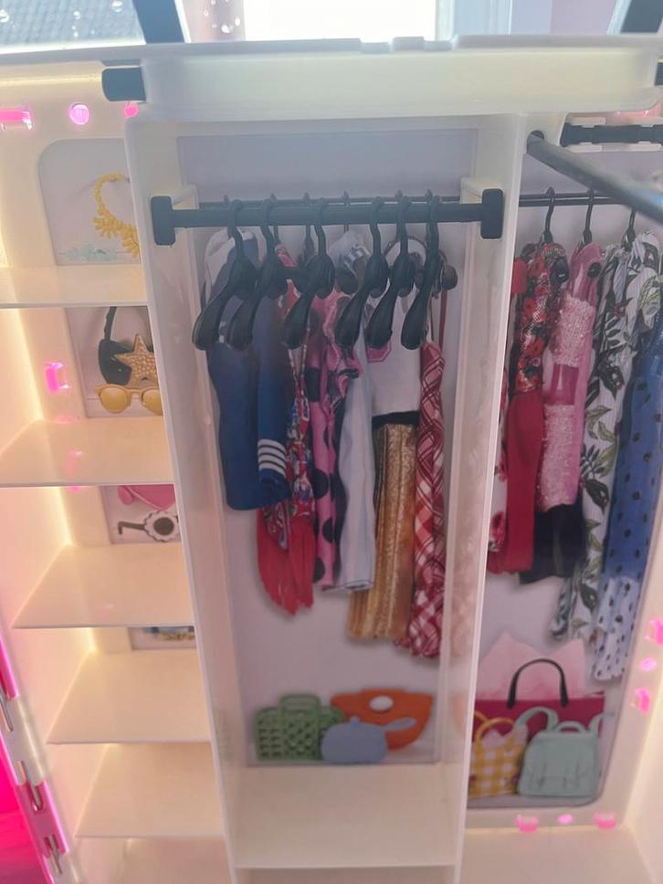 Draagbare Barbie Kleding Kast, Kinderen en Baby's, Speelgoed | Poppen, Zo goed als nieuw, Barbie, Ophalen of Verzenden