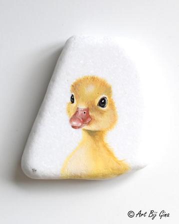 Schattig Kuikentje, hand geschilderd op een Santorini steen beschikbaar voor biedingen