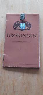 Speld stadswapen stad Groningen op een boekje., Verzamelen, Speldjes, Pins en Buttons, Verzenden, Zo goed als nieuw, Stad of Land