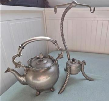 Tinnen theepot met warmhouder beschikbaar voor biedingen
