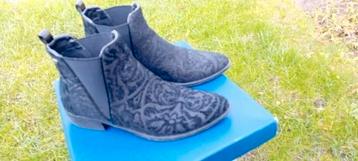 Zwarte dameslaarsjes beschikbaar voor biedingen