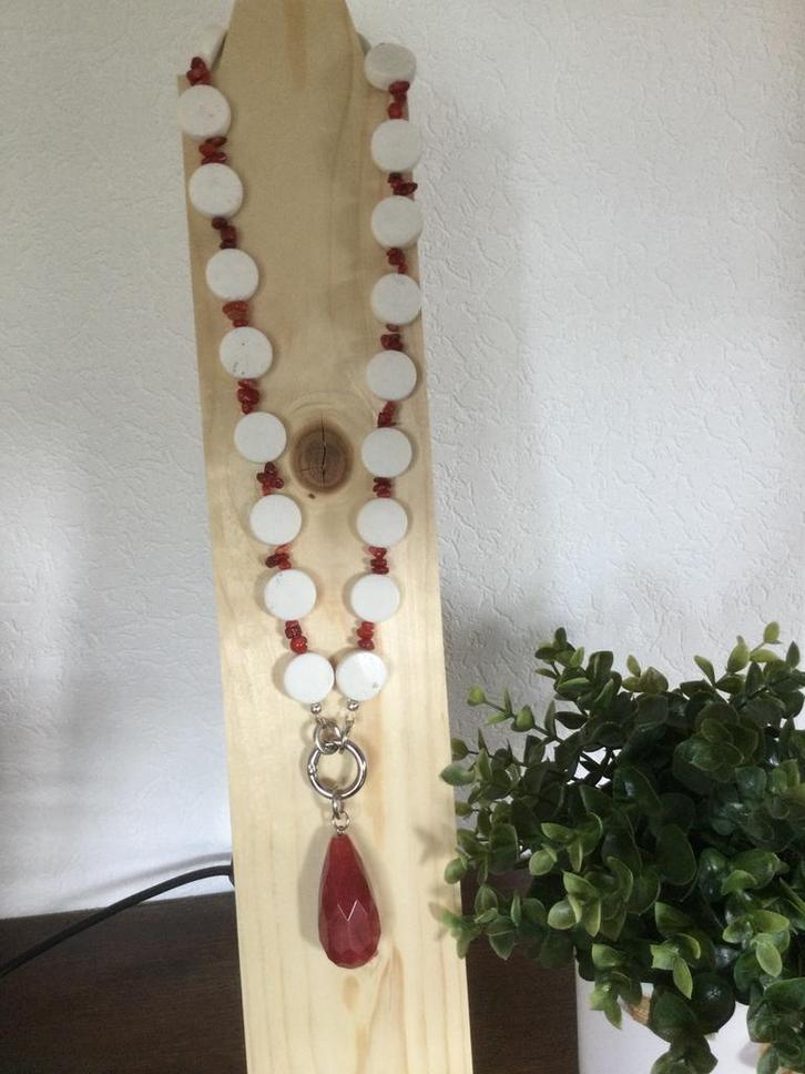 Ketting met rode en witte koraal kralen en rode jade hanger, Sieraden, Tassen en Uiterlijk, Kettingen, Nieuw, Steen of Mineraal
