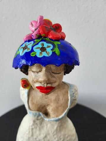 VROUW MET BLOEMEN-HOED, beeld, keramiek beschikbaar voor biedingen