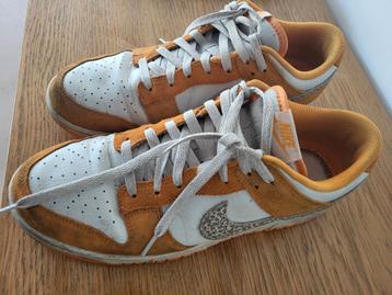 Nike Dunk Low AS Safari Swoosh Kumquat 44.5 beschikbaar voor biedingen