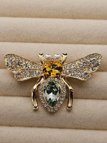 Antiek stijl broche met bij.

 beschikbaar voor biedingen