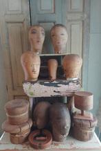 Mooi lot v 13 hoeden en pruiken makers mallen en maat ringen, Ophalen