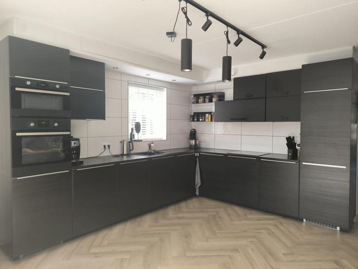 Moderne mat bruine hoekkeuken+GEDEMONTEERD DIRECTBESCHIKBAAR, Huis en Inrichting, Keuken | Complete keukens, Zo goed als nieuw