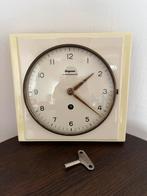 Vintage Dugena wandklok, mechanisch, met originele sleutel, Ophalen, Huis en Inrichting