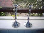 2 zilverkleurige kandelaars, Ophalen of Verzenden, Overige materialen, Minder dan 25 cm