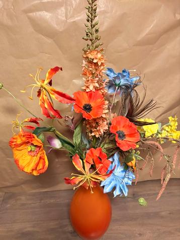 Kunstbloemen met oranje vaas beschikbaar voor biedingen