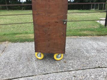 Houten concourskast/zadelkast beschikbaar voor biedingen