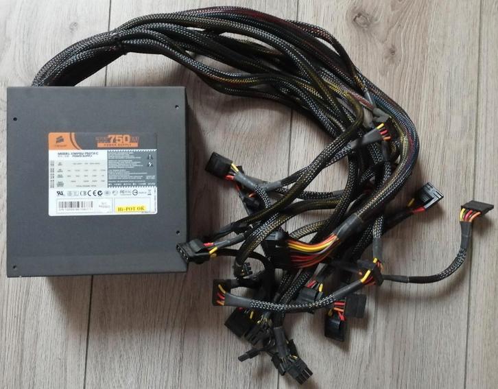 Corsair 750 watt voeding, Computers en Software, Interne voedingen, Zo goed als nieuw, Ophalen of Verzenden