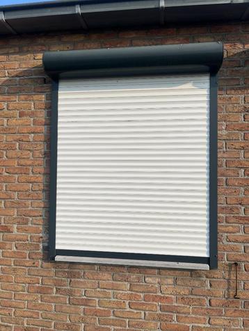 4 dezelfde rolluiken beschikbaar voor biedingen