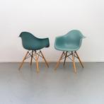 2 Vitra Eames DAR stoel Blauw onderstel hout, Niet ingevuld, Niet ingevuld, Zo goed als nieuw, Metaal