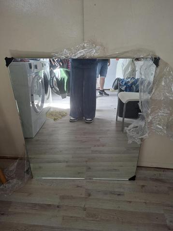 Nieuwe badkamerspiegel beschikbaar voor biedingen