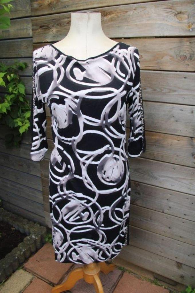 Jurk bruin/ creme/ zwart Marccain mt M Vaste prijs OPRUIMING, Kleding | Dames, Jurken, Gedragen, Maat 38/40 (M), Zwart, Onder de knie