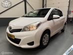 Toyota Yaris 1.0 VVT-i Aspiration Clima|Navi|NL-Auto!, Auto's, Euro 5, Gebruikt, Elektrische ramen, Wit