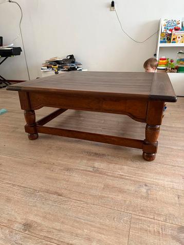 Massieve houten salontafel – 98x98 cm beschikbaar voor biedingen