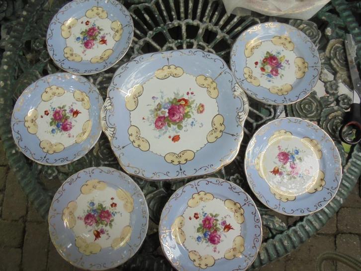 Engels Gebakstel zacht blauwe rand en bloemboeket / roos, Antiek en Kunst, Antiek | Servies compleet, Ophalen of Verzenden