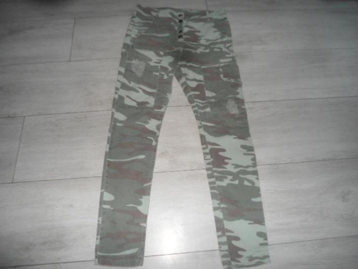 Isla Ibiza; Slim fit camouflage broek; maat M, Kleding | Dames, Broeken en Pantalons, Zo goed als nieuw, Maat 38/40 (M), Groen