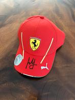 NIEUW: Ferrari F1 pet 2024 met handtekening van Carlos Sainz, Ophalen of Verzenden, Nieuw, Formule 1