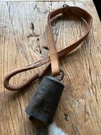 Antieke koebel aan lederen riem, Ophalen of Verzenden, Zo goed als nieuw