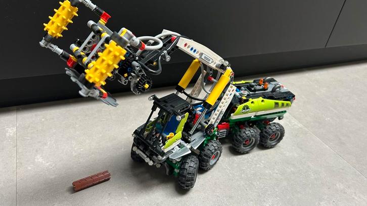LEGO Technic - 42080 - Bosbouwmachine, Hobby en Vrije tijd, Modelbouw | Radiografisch | Auto's, Zo goed als nieuw, Onderdeel, Overige schalen